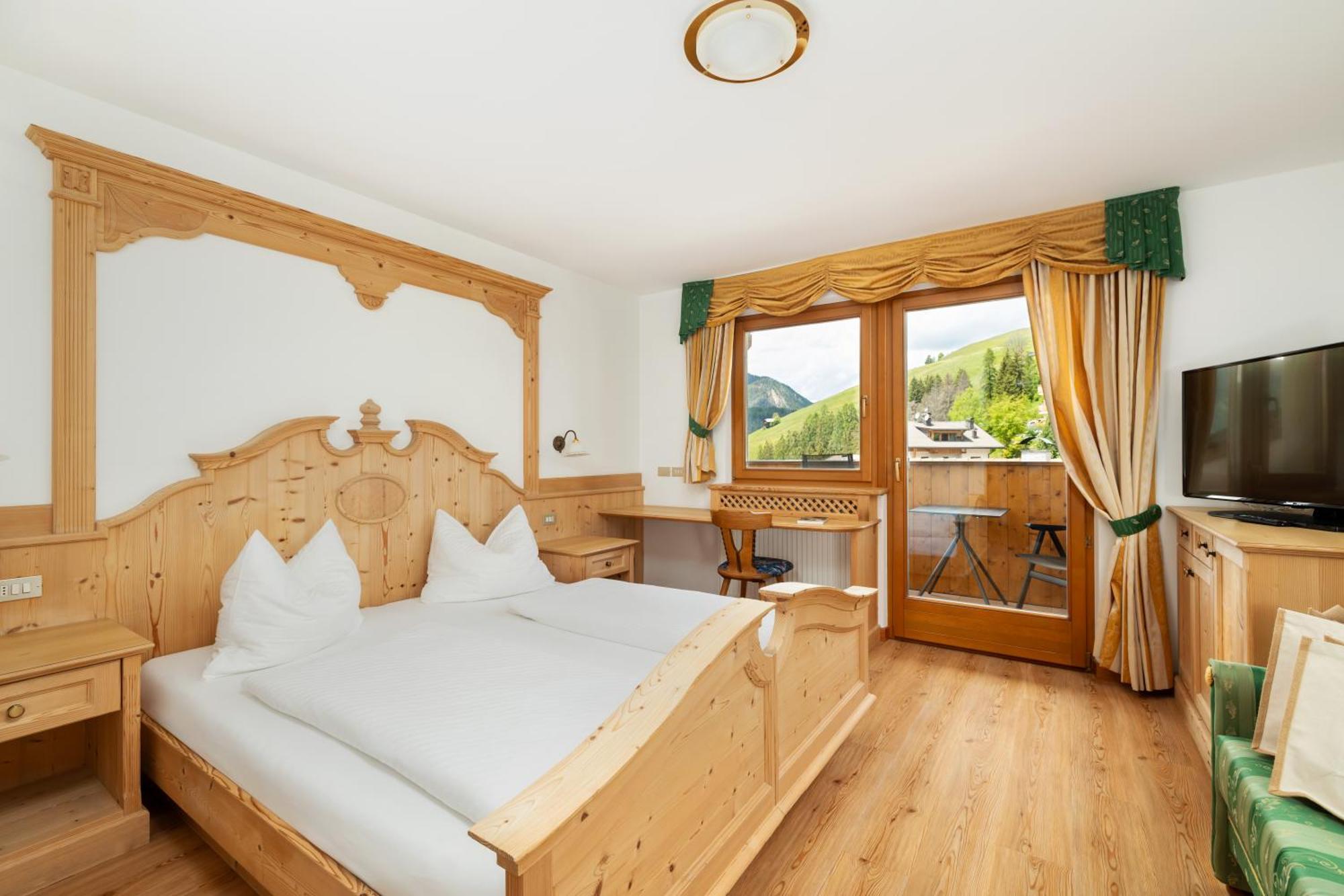 Hotel Alpenrose Dolomites La Valle Exterior foto